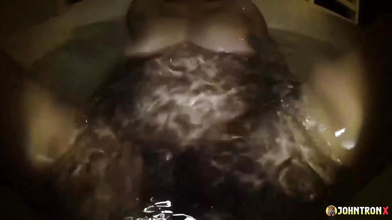 Johntronx - diversión traviesa con una chica asiática con curvas en una bañera
