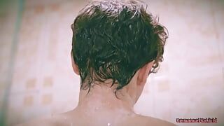Lindo twink Emmanuel Kokichi dándose una paja espumosa en la ducha