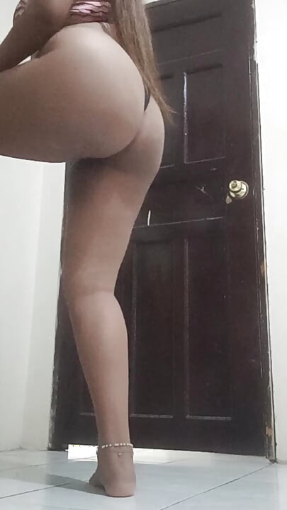 내 아줌마는 알몸으로 방에서 옷을 갈아입는다.