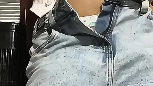 Heißes 18-jähriges schulmädchen strippt vor dem unterricht, perfekte titten. Heimvideo