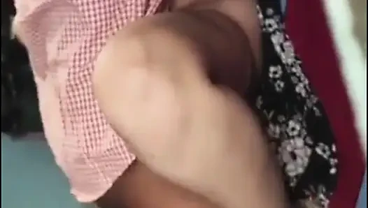 Olgun Nepalli çift yatak odasında ateşli seks yapıyor
