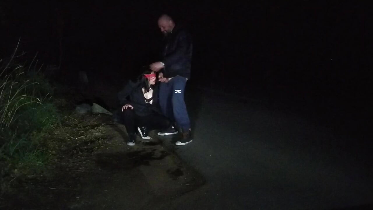 Ούρηση στο πρόσωπο της γυναίκας σε εξωτερικό χώρο, χρυσό ντους