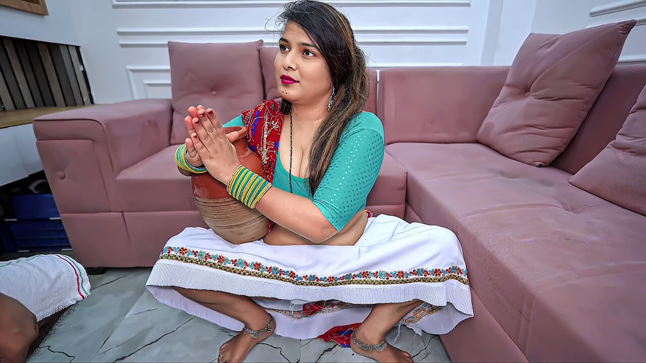 Bahu yang baru nikah India secara tidak sengaja disetubuhi hardcore oleh tharki sasurji- video seks sasur bahu.