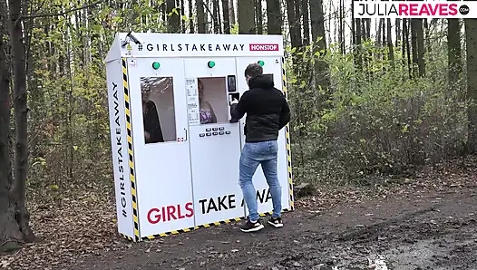 Sarışın vahşi doğada sert bir sikiş için eğiliyor