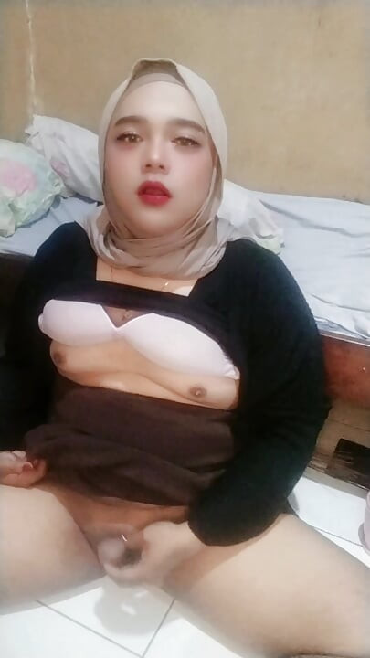Tesettürlü travesti ivvy, butplugg ile oynuyor