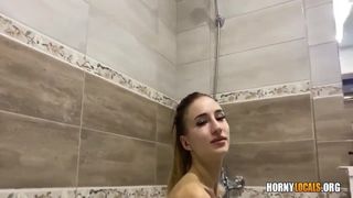 Russisches Mädchen, das Hahn in der Badewanne saugt