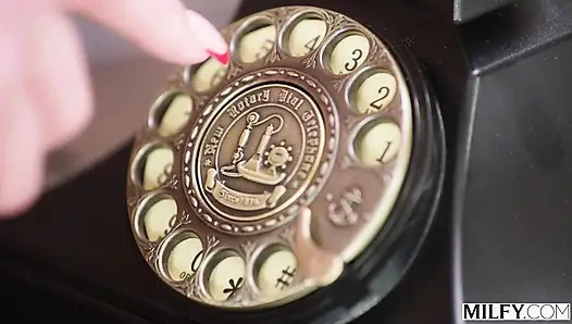 Orta yaşlı seksi yaramaz orta yaşlı seksi kadın Armani Black ve tatlı kız arkadaşı Matty Mila Perez sırayla genç delikanlının yarağının üstüne çıkıyor