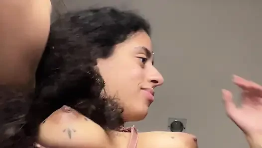 POV - memek berbulu duduk di wajahmu... dan mengendarai dildo