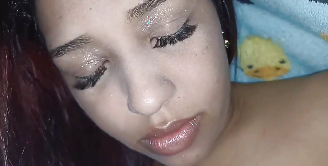 Estou muito feliz chupando um pau grande