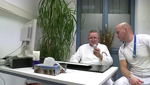 Пациентка-блондинка Получает Дикий Гинекологический Осмотр Траха