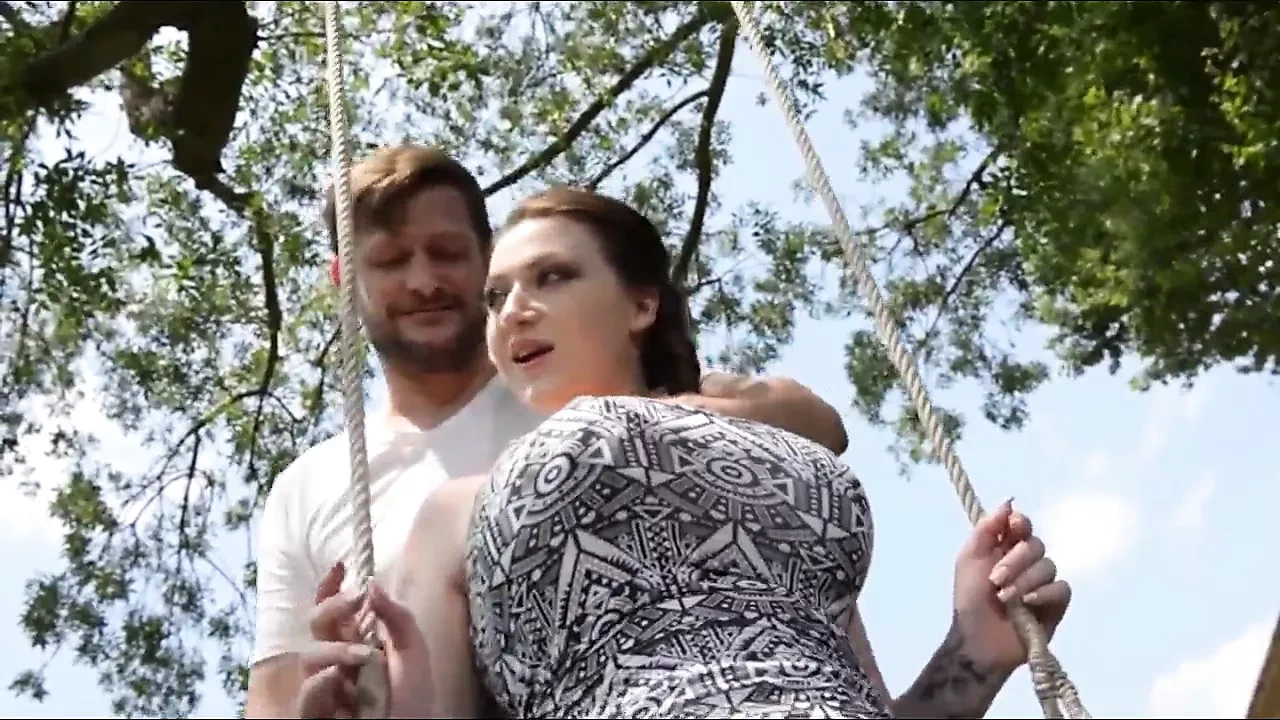 花园里的大奶子女孩