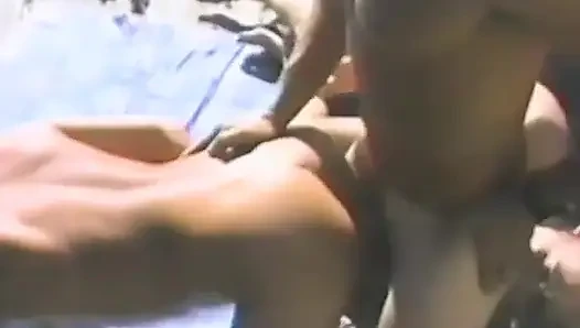 Şanslı bir adam jakuzinin yanında iki kızla