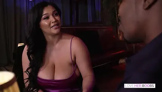 Huge Tits Babe Ashlyn Peaks Fucked While People Are Watching