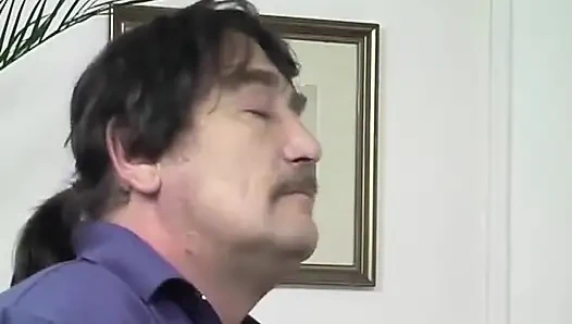 Süper seksi Alman sekreterin işte zama ihtiyacı var