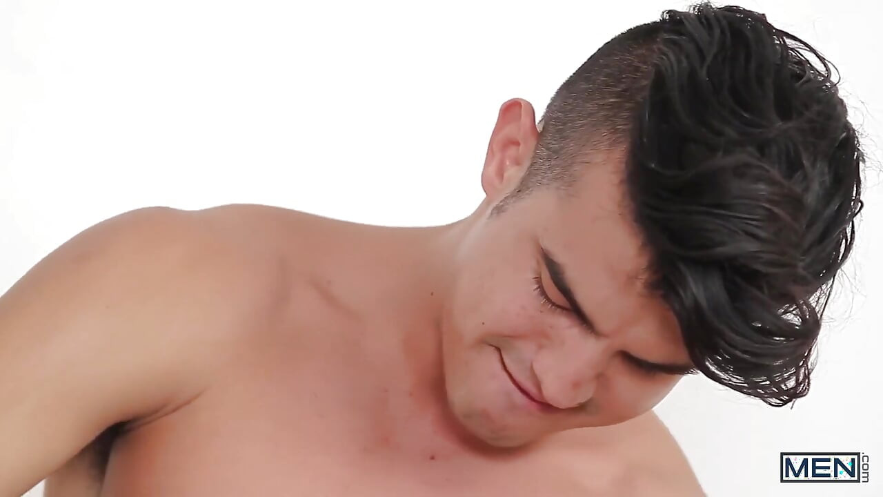 Men - Gorgeous Leo Fuentes Offers Free Rent for a Hot Anal Session with Rocke Rathburne