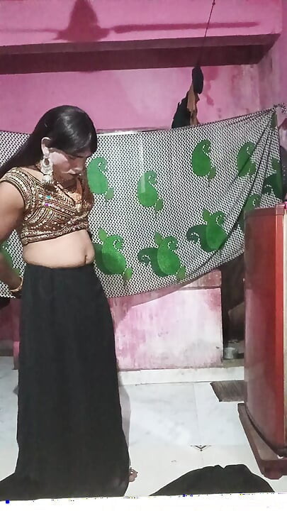 Madhuri bhabhi apni gand me do egg dalikali sari pehenkar