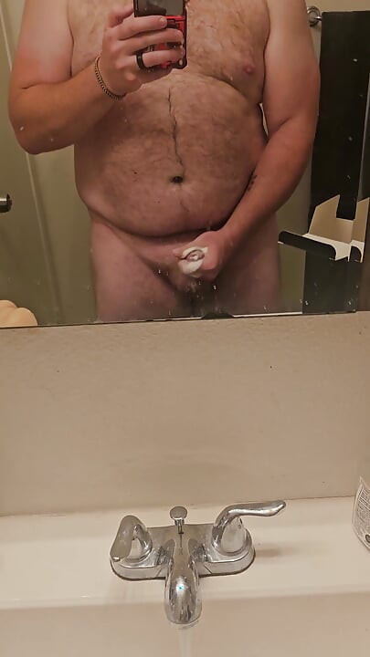 Fuzzy femboy bawi się ulubioną zabawką przed prysznicem