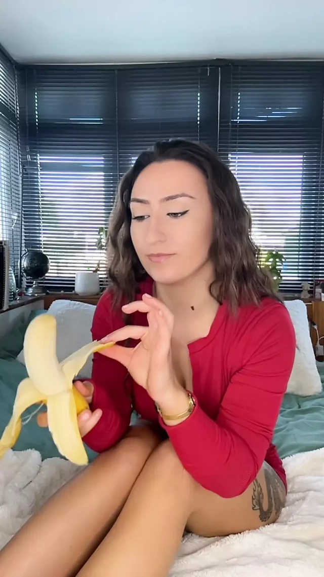 College teen with huge ass striptease