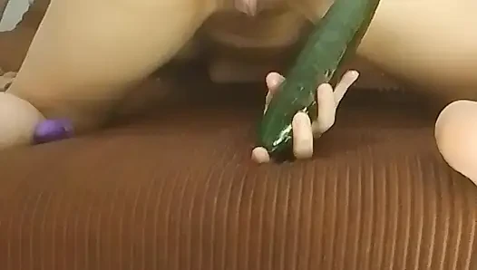 Pantat besar saya makan mentimun