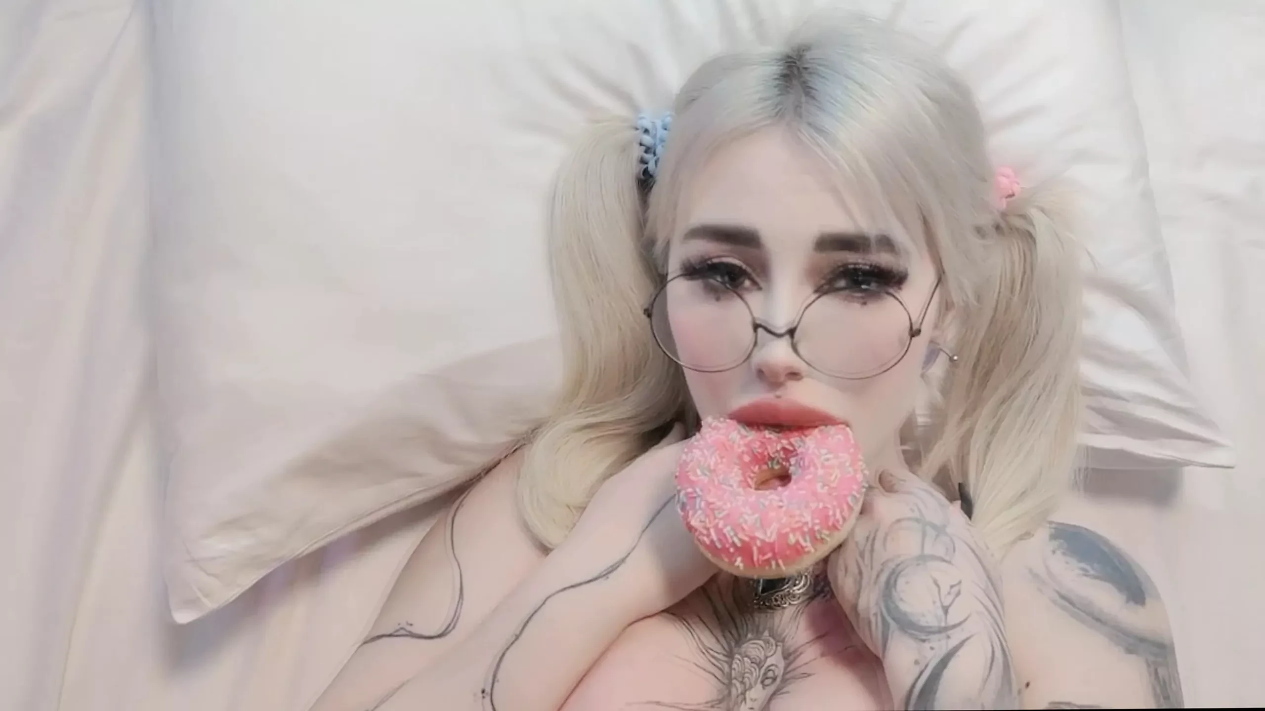 Donut for a Sweet Mouth: Belarusian Amateur Amateur Porn