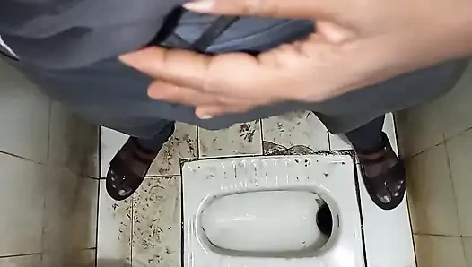 Hintli karım açık havada otel odasında amını parmaklayarak sikişiyor