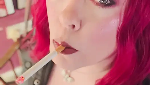 Sahibeniz Tina Snua deri zincirli giyinmiş sigara içiyor 2 mantar sigarası