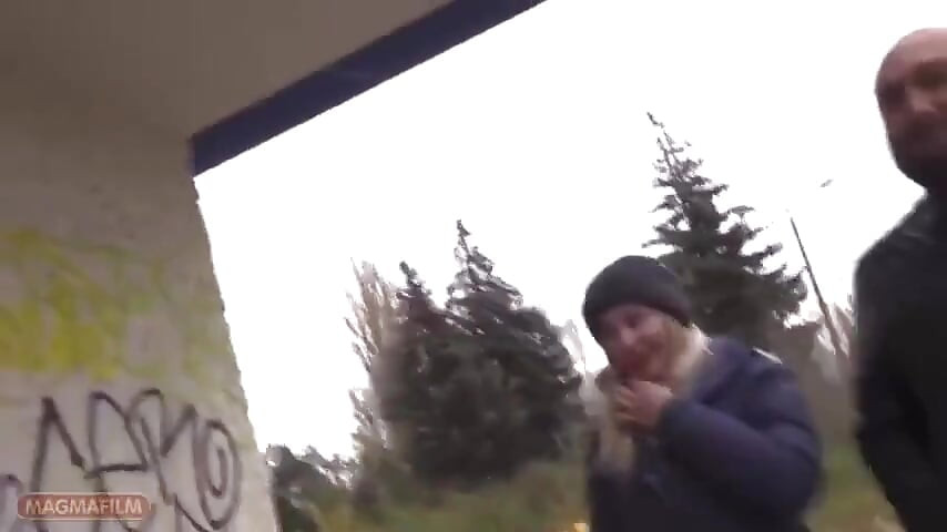 Plavuša berlinska kurva oteta od dva frajera