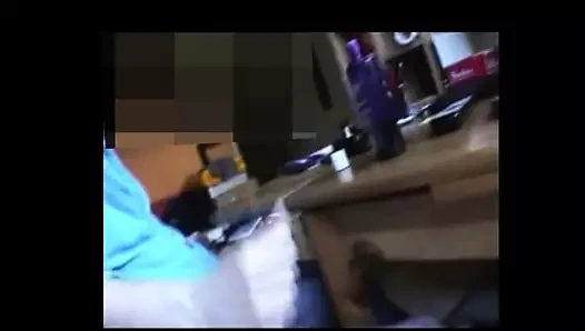 am Schreibtisch beim Porno einen abgewichst worden