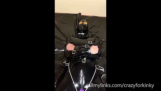 Devote ehefrau in latex gefesselt hat einen tollen orgasmus