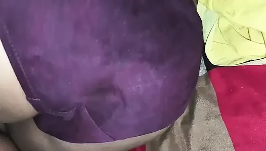 Aku meluncurkan celana dalam adik iparku dan celana ketat dan menggosok memek dan pantatnya, memek basah menjadi