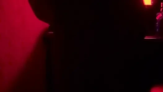 Интенсивный романский секс в красной комнате приводит к кримпаю