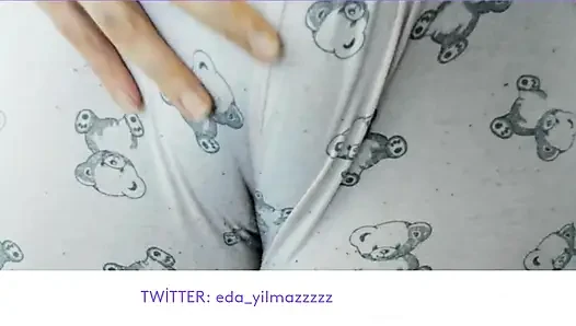 CAMELTOE- MEMEK BENGKAK- MASTURBASI DENGAN PIYAMA