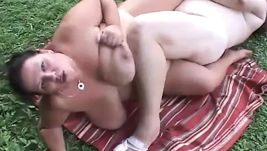 Cewek gemuk saling jilat dan fingering memek satu sama lain