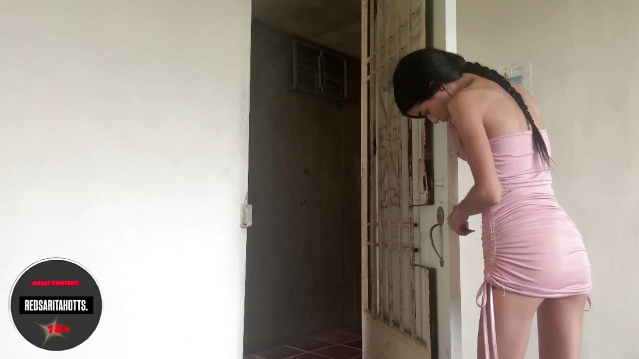 I call the locksmith to help me with my door, but I don't have money so he let me fuck very well
