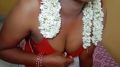 Tía sexy en sari rojo se masturba
