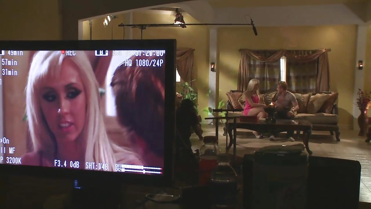 Rubia tetona salvaje caliente toma una buena polla sólida!