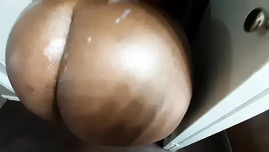 Thicc stiefschweine stößt ihren hintern aus dem schrank und wird gefickt