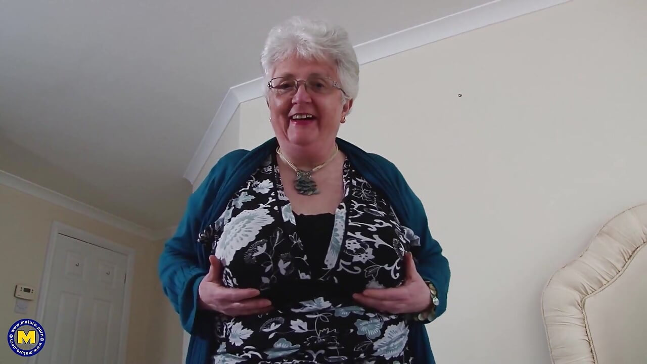 Товстушка гілфа мастурбує свою волохату стару піхву скляним ділдо