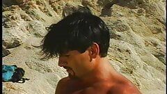 Desnuda en la playa dos rubias follan salvavidas