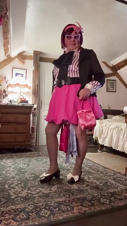 小さなふわふわのピンクのスカートを着て夜を過ごした