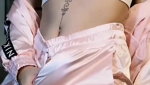 Büyük yaraklı trans kız şişkinliğini gösteriyor ve sikini kırbaçlıyor derleme