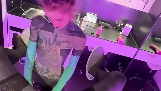 Tätowiertes mädchen pegkt den arsch des freundes - gefesselte eier &tiefes fingern