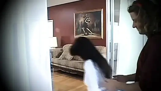 Retro-porno mit schöner brünetter MILf gefickt und abspritzen in den mund