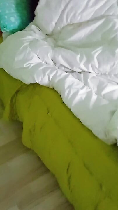Üvey anneme ağzında yarağımla sürpriz yapıyorum ve dölümü yutuyor