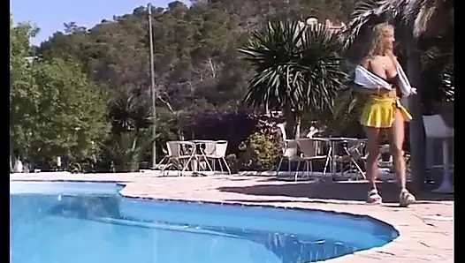 Blonde MILF mit dicken möpsen dildoing muschi am pool
