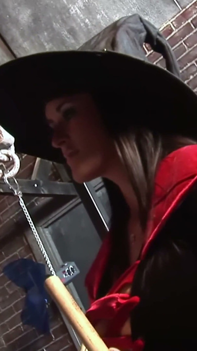 Halloweenowy wiedźmy trójka - dwie brunetki w kostiumie dzielą jednego kutasa