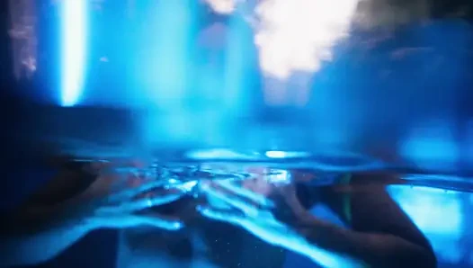 Cewek latina sange lagi asik mainin butt plug di pinggir kolam renang sampai muncrat banyak banget di depan kamera