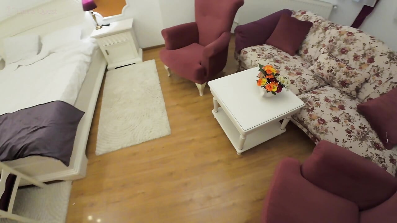 Eski sevgilimi yeni kız arkadaşını aldatıyorum