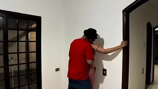 Broker. Bugünlerde ev satmak kolay değil.