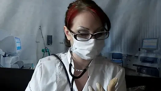Arzt isst in medizinischer maske und handschuhen